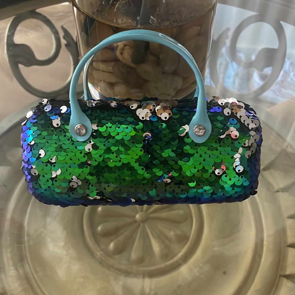LIMITED TOO SUNGLASSES AND CASE - Picture 3 of 4